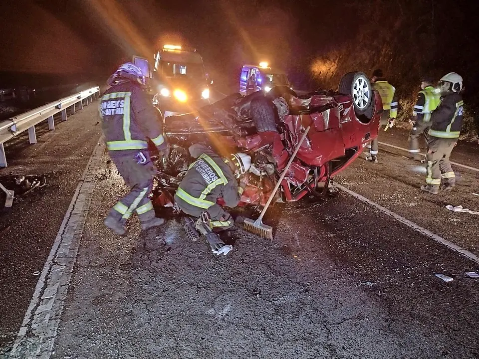 Los bomberos junto a uno de los veh&iacute;culos accidentados. / 112