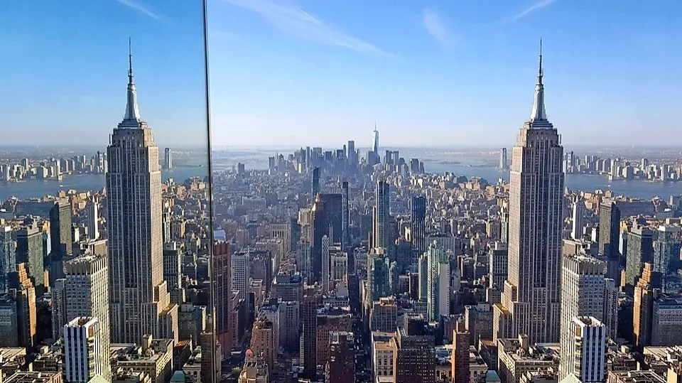 ACOMPA&Ntilde;A CR&Oacute;NICA: EEUU ARQUITECTURA***USA2799. NUEVA YORK (NY, EEUU), 21/10/2021.- Vista hoy del Empire State building y de su reflejo en el nuevo mirador "Summit" (Cumbre), ubicado en la planta 91 del rascacielos "One Vanderbilt" en Nueva York (EE.UU). El flamante rascacielos "One Vanderbilt", que se levanta 427 metros en el coraz&oacute;n del distrito neoyorquino de Manhattan, inaugur&oacute; este jueves un mirador caleidosc&oacute;pico en su planta 91, donde las fascinantes vistas de la ciudad se reflejan en los espejos que recubren todas las salas, repitiendo hasta el infinito el cielo, la ciudad y los visitantes. EFE/Jorge Fuentelsaz