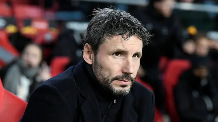 El entrenador Mark van Bommel.