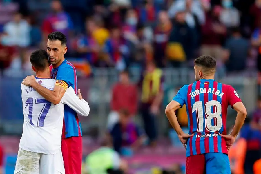 El defensa del REal Madrid Lucas V&aacute;zquez (i) es felicitado por el jugador del FC Barcelona Sergio Busquets en el partido de la d&eacute;cima jornada de Liga que disputan FC Barcelona y el Real Madrid este domingo en el estadio Camp Nou de Barcelona. EFE/Alberto Estevez
