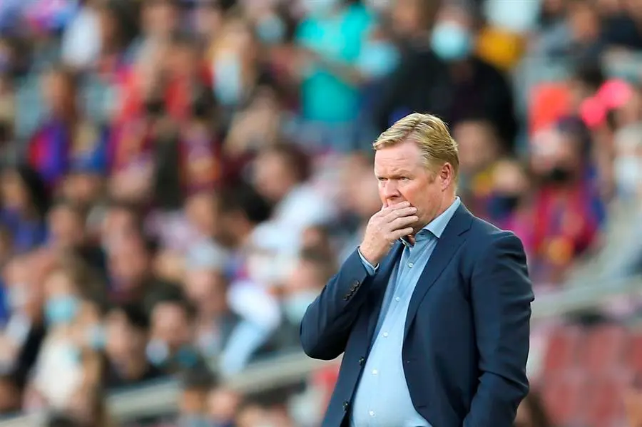El entrenador del FC Barcelona Ronald Koeman durante el partido de la d&eacute;cima jornada de Liga que disputan FC Barcelona y el Real Madrid este domingo en el estadio Camp Nou de Barcelona. EFE/Enric Fontcuberta