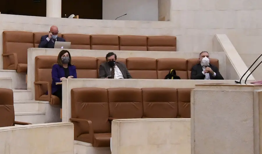 La bancada popular en una sesi&oacute;n del Parlamento de Cantabria. / ALERTA