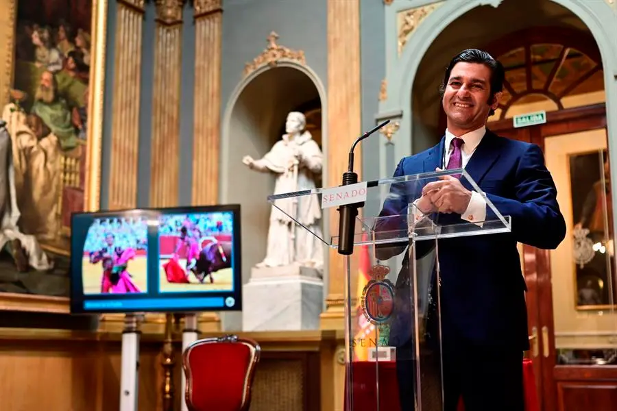 El torero Morante de la Puebla tras recibir el premio de figuras de la tauromaquia de los premios de la Asociaci&oacute;n Taurina Parlamentaria (ATP) durante un acto celebrado este lunes en el Senado. EFE/ V&iacute;ctor Lerena