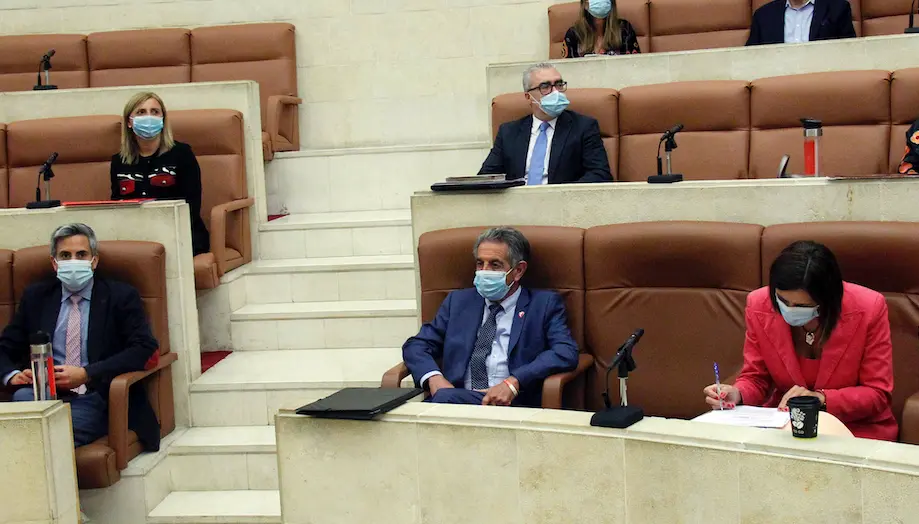 La bancada del PSOE y del PRC durante una sesi&oacute;n parlamentaria. / ALERTA