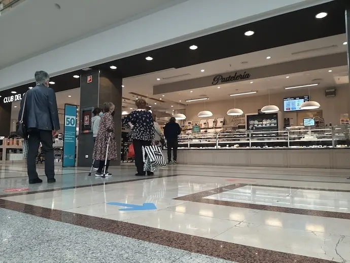 Varias personas esperan en l&iacute;nea en una pasteler&iacute;a en el Centro Comercial Valle Real. / ALERTA