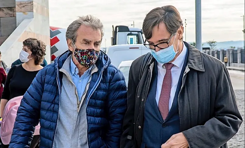 Fernando Sim&oacute;n y Salvador Illa, ayer a las puertas del Palacio de Festivales de Cantabria. / Rom&aacute;n G. Aguilera