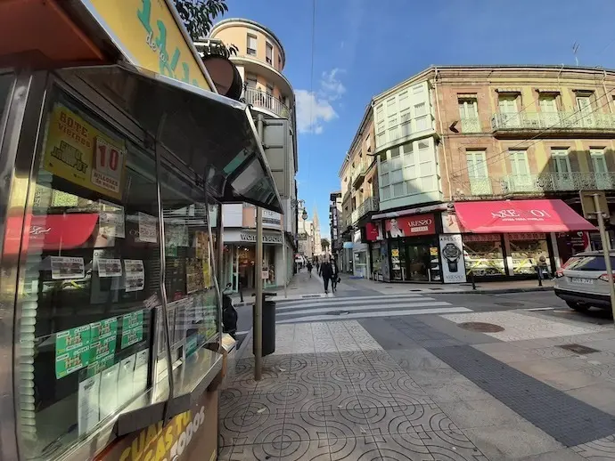 Vista de la calle Consolaci&oacute;n en Torrelavega. / S. D&iacute;az