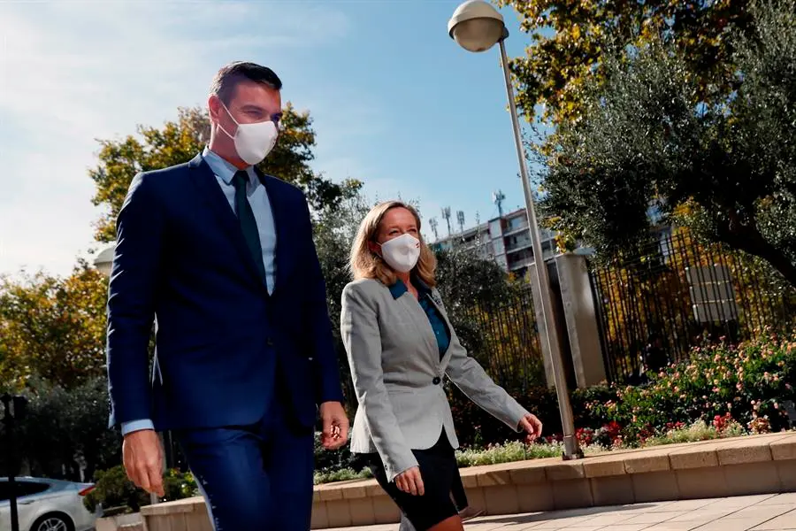 El presidente del Gobierno, Pedro S&aacute;nchez, junto a la vicepresidenta y ministra de Asuntos Econ&oacute;micos, Nadia Calvi&ntilde;o a su llegada a la clausura del seminario &ldquo;Monitoring the recovery: beyond GDP&rdquo;, este lunes en Madrid. EFE/ Mariscal