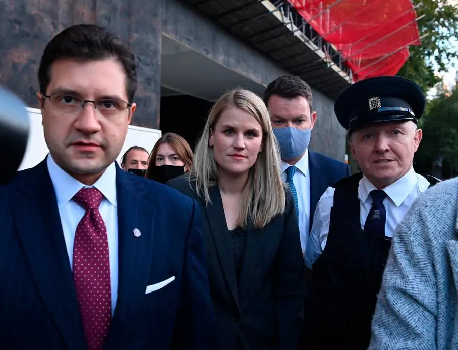 La denunciante de Facebook Frances Haugen (C) sale del Parlamento en Londres, Gran Breta&ntilde;a, el 25 de octubre de 2021. Frances Haugen estaba testificando ante los miembros del parlamento brit&aacute;nico en el Comit&eacute; Conjunto sobre el proyecto de ley de seguridad en l&iacute;nea. (Francia, Reino Unido, Londres) EFE/EPA/FACUNDO ARRIZABALAGA