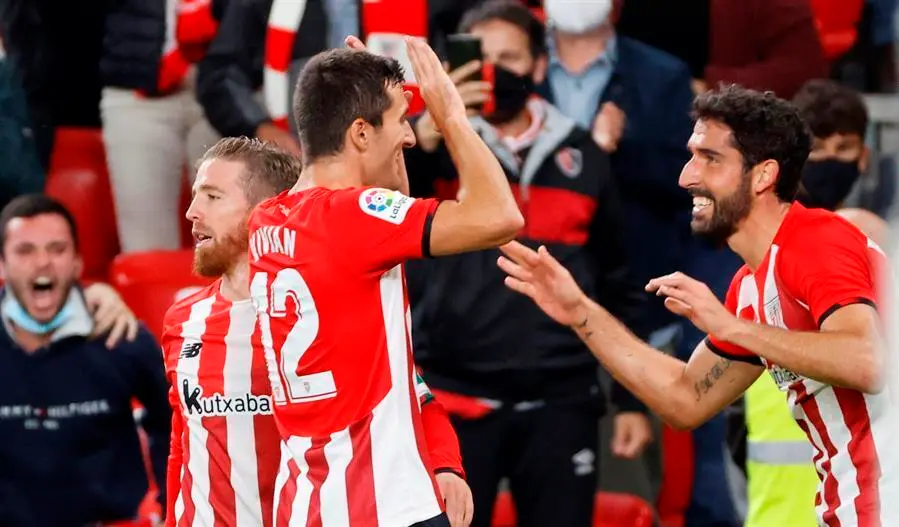 El delantero del Athletic Ra&uacute;l Garc&iacute;a (d) celebra con Daniel Vivian tras marcar ante el Villarreal, durante el partido de Liga en Primera Divisi&oacute;n que disputan este s&aacute;bado en el estadio de San Mam&eacute;s, en Bilbao. EFE/Luis Tejido