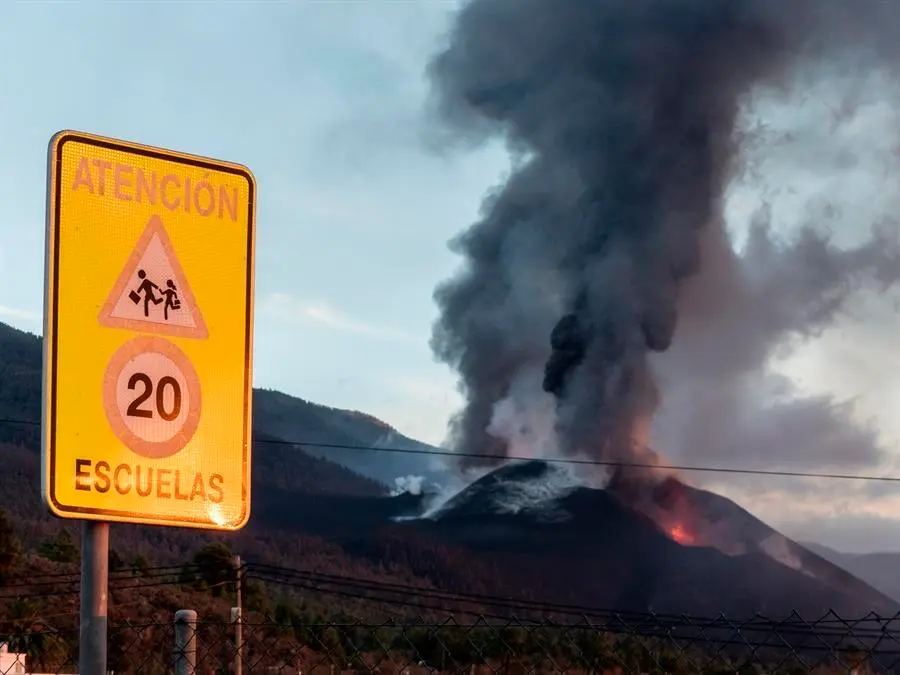 El Instituto Volcanol&oacute;gico de Canarias ha informado este martes de que el cono interno del volc&aacute;n de La Palma se ha derrumbado sobre s&iacute; mismo. EFE/ Miguel Calero