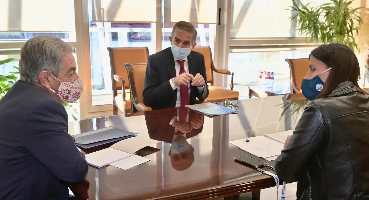 Revilla, C&eacute;sar D&iacute;az y Gema Igual durante su reuni&oacute;n. / ALERTA