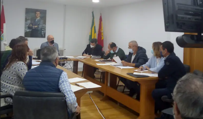 Vista del Pleno de Miengo donde se han aprobado los Presupuestos 2022. / ALERTA