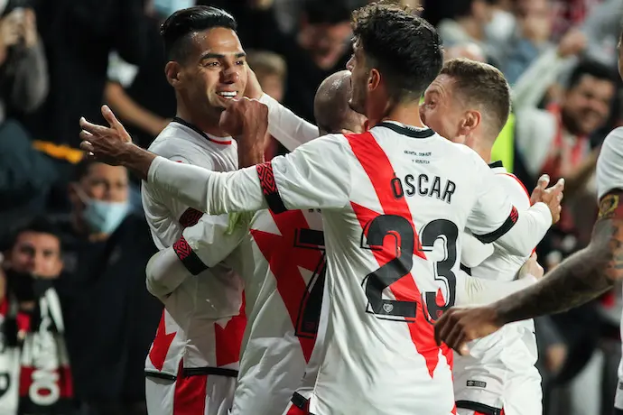 Radamel Falcao, del Rayo Vallecano, celebra un gol con sus compa&ntilde;eros durante el partido de f&uacute;tbol de La Liga que disputan el Rayo Vallecano y el FC Barcelona en el estadio de Vallecas el 27 de octubre de 2021 en Madrid, Espa&ntilde;a.
Fecha: 27/10/2021.
Firma
AFP7 / Europa Press - S&oacute;lo para uso en Espa&ntilde;a