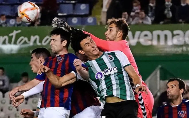 Juan Guti&eacute;rrez, intentando cabecear un bal&oacute;n. / Hardy