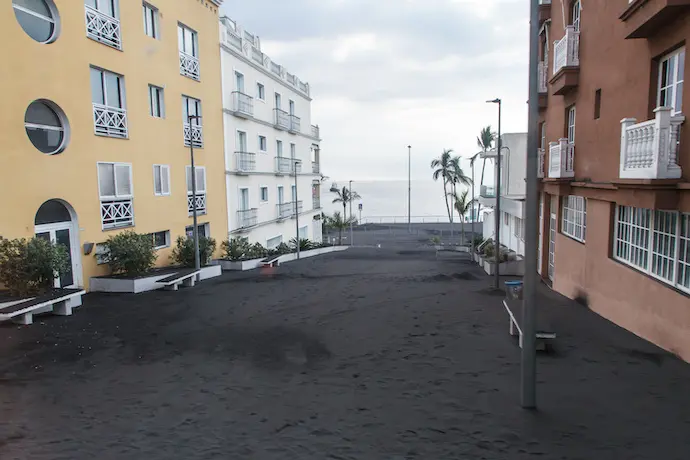 Un manto de ceniza cubre una v&iacute;a de Puerto Naos, a 27 de octubre de 2021, en Puerto Naos, La Palma, Santa Cruz de Tenerife, Canarias, (Espa&ntilde;a).  La emisi&oacute;n de lava que se viene produciendo a ra&iacute;z de la &uacute;ltima reconfiguraci&oacute;n de la morfolog&iacute;a del cono volc&aacute;nico de Cumbre Vieja contin&uacute;a discurriendo hacia el oeste. En las &uacute;ltimas 24 horas ha habido un aporte importante en las coladas n&uacute;mero 1, 7 y 3, una peque&ntilde;a colada que se mueve en medio de las dos anteriores y que desciende a unos 20 metros por hora hacia Puerto Naos, si bien todav&iacute;a se encuentra a bastante distancia. El volc&aacute;n de Cumbre Vieja de La Palma entr&oacute; el 19 de septiembre en erupci&oacute;n a las 15.20 hora canaria tras semanas de enjambres s&iacute;smicos y desde entonces no ha cesado su actividad.
28 OCTUBRE 2021;CENIZA;PUERTO NAOS;CANARIAS;VOLCAN
Europa Press
27/10/2021