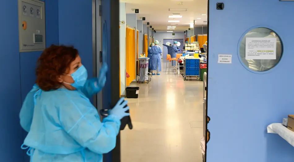 Varios sanitarios en la puerta de la UCI del Hospital M. de Valdecilla. / Hardy