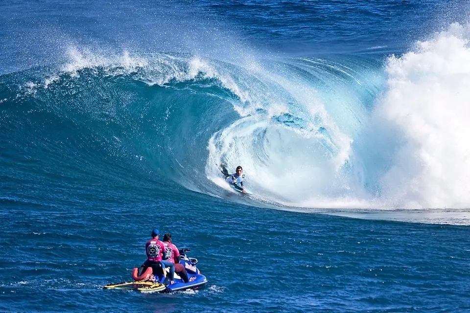 El santanderino Luis Taus&iacute;a surfeando una ola en la prueba junior de la World Cup Gran Canaria Front&oacute;n King,
 donde se alz&oacute; ayer como campe&oacute;n del mundo en esta categor&iacute;a, celebrado en G&aacute;ldar, Gran Canaria