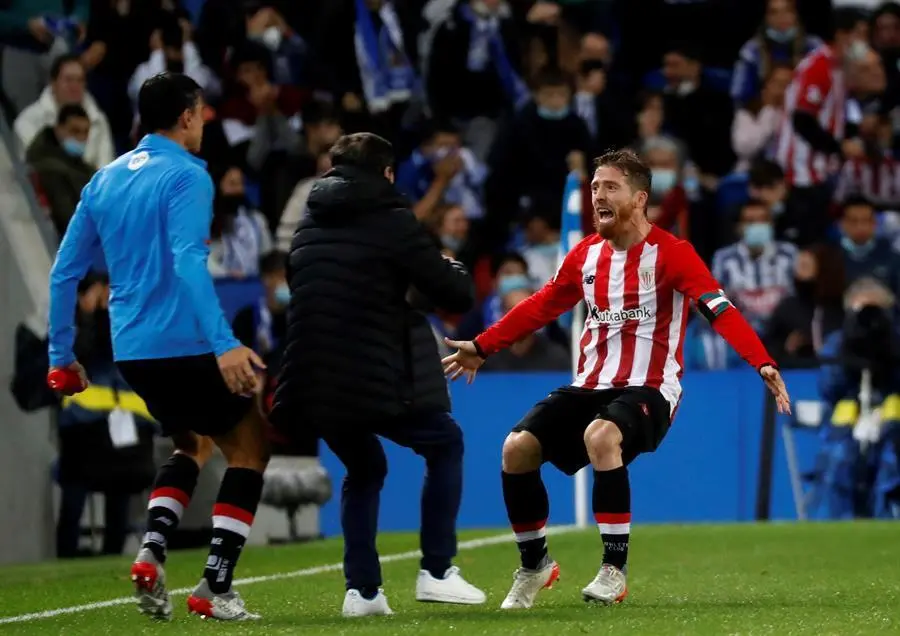 El centrocampista del Athletic Iker Muniain (d) celebra su gol durante el partido de la jornada 12 de la LaLiga que Real Sociedad y Athletic de Bilbao disputan este domingo en el Reale Arena de San Sebasti&aacute;n. EFE/Juan Herrero.