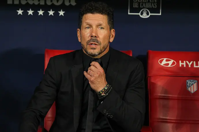 Diego Pablo Simeone, entrenador del Atl&eacute;tico de Madrid, mira durante el partido de f&uacute;tbol de La Liga entre el Atl&eacute;tico de Madrid y la Real Sociedad en el estadio Wanda Metropolitano el 24 de octubre de 2021 en Madrid, Espa&ntilde;a. AFP7 /  Europa Press
