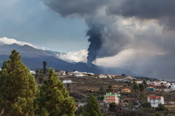 Columna de humo del volc&aacute;n de Cumbre Vieja que hoy cumple 39 d&iacute;as desde su entrada en erupci&oacute;n, a 28 de octubre de 2021, en La Palma, Santa Cruz de Tenerife, Canarias, (Espa&ntilde;a). La erupci&oacute;n de lava del volc&aacute;n de Cumbre Vieja cubre ya un total de 911,6 hect&aacute;reas y ha destruido 2.183 edificaciones. Adem&aacute;s, el pasado mi&eacute;rcoles se produjo una nueva ruptura del cono principal del volc&aacute;n y se mantuvo el flujo de lava hacia el oeste alimentando las coladas ya existentes. El volc&aacute;n de Cumbre Vieja de La Palma entr&oacute; el 19 de septiembre en erupci&oacute;n a las 15.20 hora canaria tras semanas de enjambres s&iacute;smicos y desde entonces no ha cesado su actividad.
29 OCTUBRE 2021;VOLCAN;LAVA;ERUPCION;CUMBRE VIEJA
Europa Press
28/10/2021