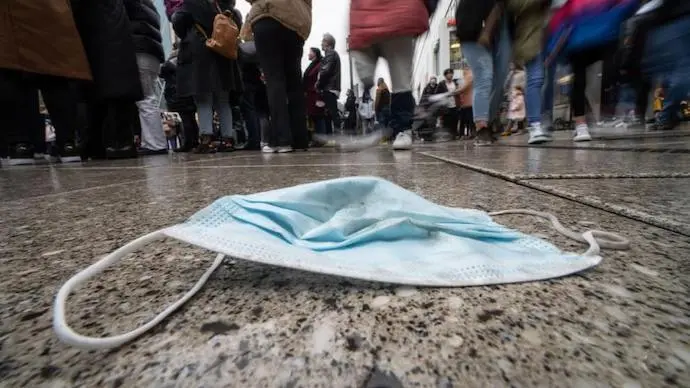 Una mascarilla en el suelo.