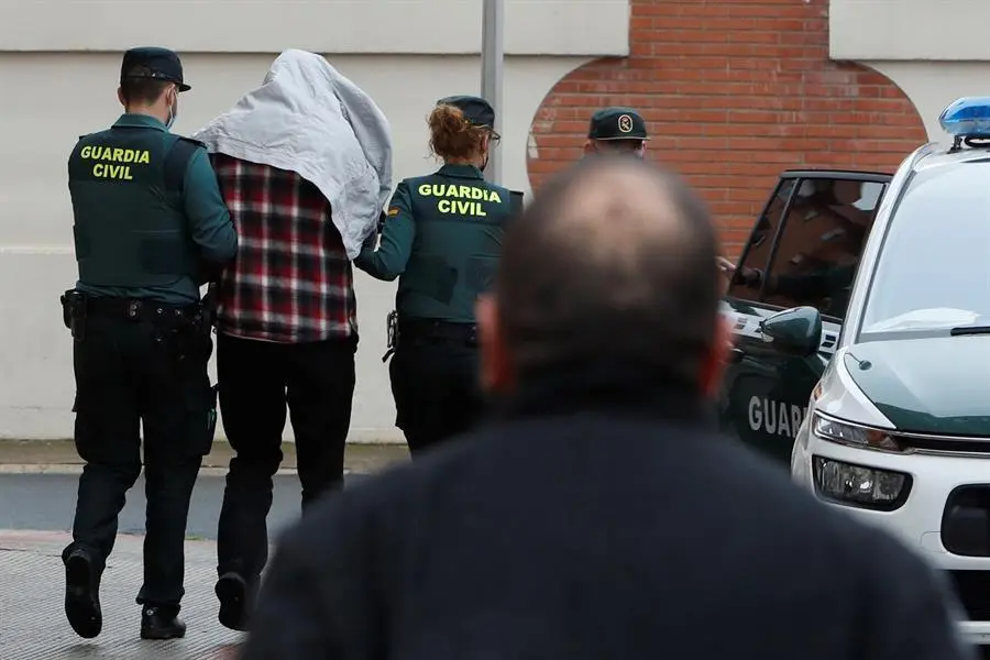 Un hombre increpa al detenido como presunto autor del homicidio de un ni&ntilde;o de 9 a&ntilde;os en Lardero (La Rioja) el pasado jueves, que ha pasado este domingo a disposici&oacute;n del Juzgado de Instrucci&oacute;n n&uacute;mero 2 de Logro&ntilde;o. El detenido, quien estaba en libertad condicional desde abril de 2020, ha salido, hacia las 10:25 horas, de las dependencias de la Guardia Civil en Logro&ntilde;o en un coche de la Benem&eacute;rita, con destino al Palacio de Justicia de La Rioja, que se encuentra a unos 400 metros de distancia. EFE/Javier Belver