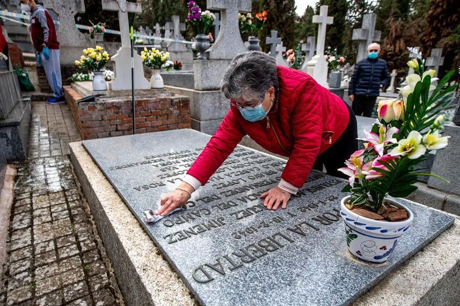 Los cementerios de Castilla-La Mancha tienen todo a punto para recibir a los visitantes que cumplen con la tradici&oacute;n de visitar los camposantos con motivo de la Festividad de Todos los Santos y el d&iacute;a de Difuntos y han ampliado horarios y transporte p&uacute;blico, sin ninguna restricci&oacute;n de aforo, como s&iacute; ocurri&oacute; el a&ntilde;o pasado debido a la pandemia. EFE/Ismael Herrero
