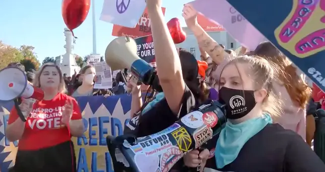 Manifestantes se re&uacute;nen frente a la Corte Suprema de los Estados Unidos mientras el tribunal escucha los argumentos de dos impugnaciones a una ley de Texas que proh&iacute;be la mayor&iacute;a de los abortos en Washington. ALERTA