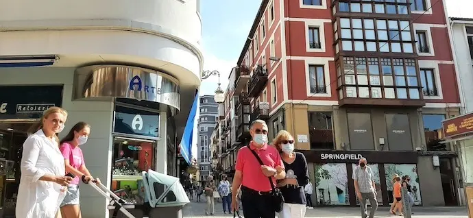 Varias personas transitan por la calle Consolaci&oacute;n en Torrelavega. / S. D&Iacute;AZ