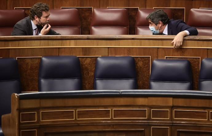 El portavoz de Vox en el Congreso, Iv&aacute;n Espinosa de los Monteros (i), y el portavoz del PNV en el Congreso de los Diputados, Aitor Esteban (d), conversan en una sesi&oacute;n plenaria en el Congreso de los Diputados, a 21 de octubre de 2021, en Madrid, (Espa&ntilde;a). El Pleno decide sobre el Real Decreto-ley de medidas urgentes para impulsar la actividad de rehabilitaci&oacute;n edificatoria en el contexto del Plan de Recuperaci&oacute;n, Transformaci&oacute;n y Resiliencia, y celebra el debate de totalidad del Proyecto de Ley de convivencia universitaria, entre otros asuntos.
21 OCTUBRE 2021;CONGRESO;VIVIENDA;PLENO;LEY
Eduardo Parra / Europa Press
21/10/2021