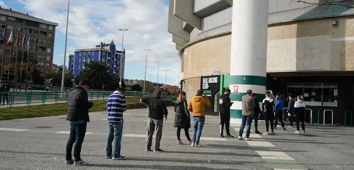 Primeras colas para conseguir una entrada para Le&oacute;n. / HARDY