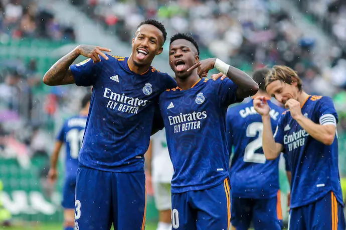 Vinicius Jr. celebra un gol con Eder Gabriel Militao, del Real Madrid, durante el partido de f&uacute;tbol de La Liga. AFP7 / Europa Press