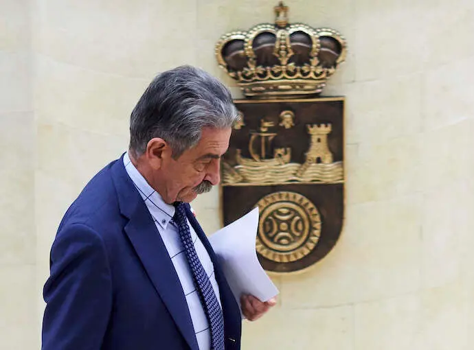 El presidente de Cantabria y secretario general del PRC, Miguel Angel Revilla, en su llegada a la sesi&oacute;n plenaria en el Parlamento de Cantabria. / Juan Manuel Serrano Arce / Europa Press