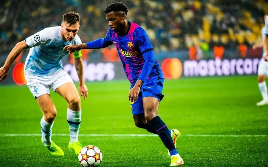 El jugador del FC Barcelona en una acci&oacute;n del partido contra el Dinamo Kiev de la Liga de Campeones, disputado en el NSC Olimpiyskiy de Kiev.