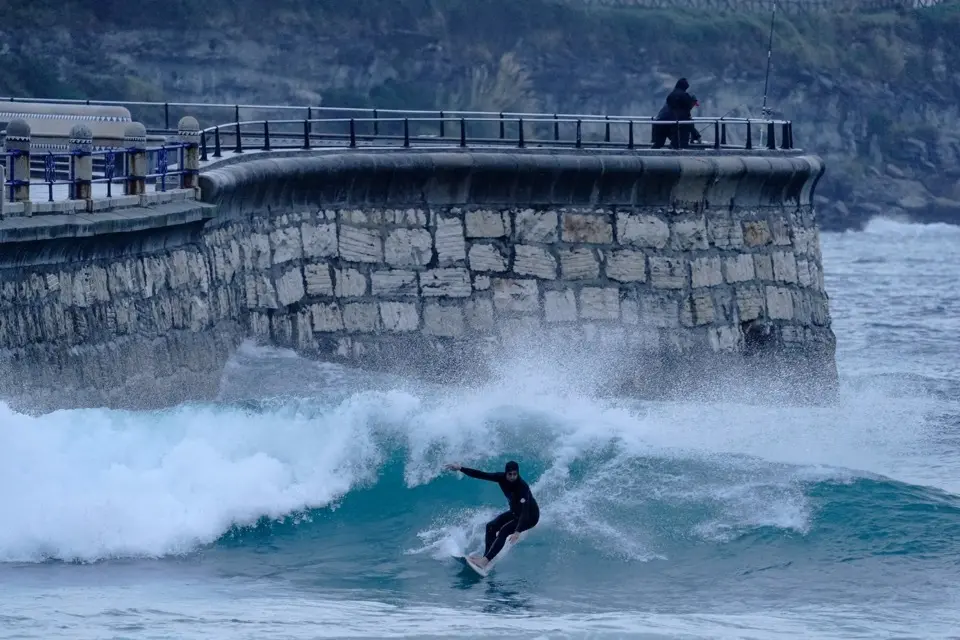 Varioa surfistas en la segunda playa del Sardinero. / Hardy