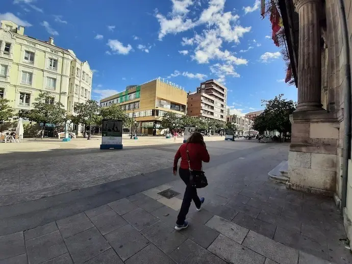Una persona camina junto a el edificio del Ayuntamiento de Torrelavega. / S. D&iacute;az