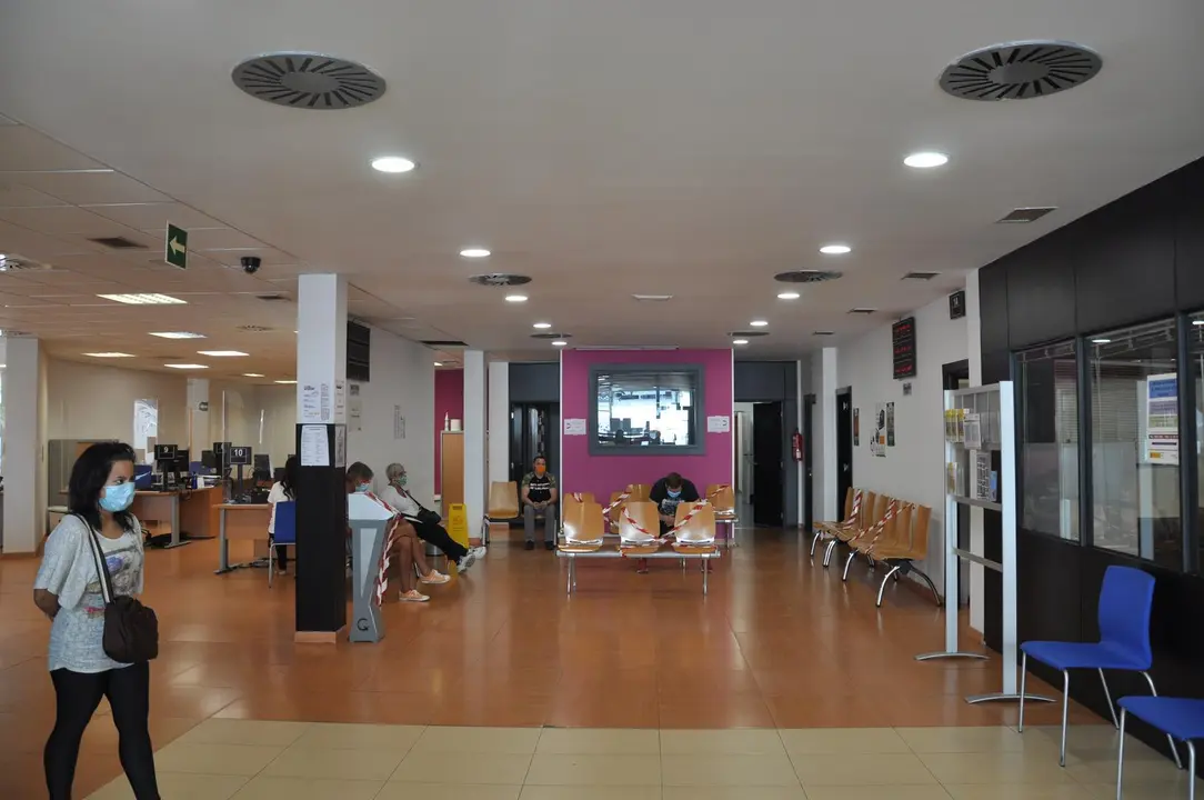 Varias personas en la oficina de empleo de Torrelavega. / S. D&iacute;az