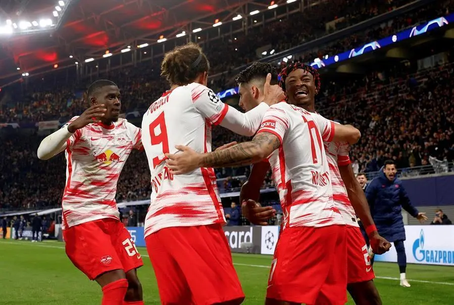 El jugador del Leipzig Dominik Szoboszlai (2da R), asistido por sus compa&ntilde;eros, reacciona tras marcar el 2-2 de penalti durante el partido de f&uacute;tbol del grupo A de la UEFA Champions League entre el RB Leipzig y el Paris Saint-Germain (PSG) en Leipzig, Alemania, el 03 de octubre de 2021. (Liga de Campeones, Alemania) EFE/EPA/FILIP SINGER