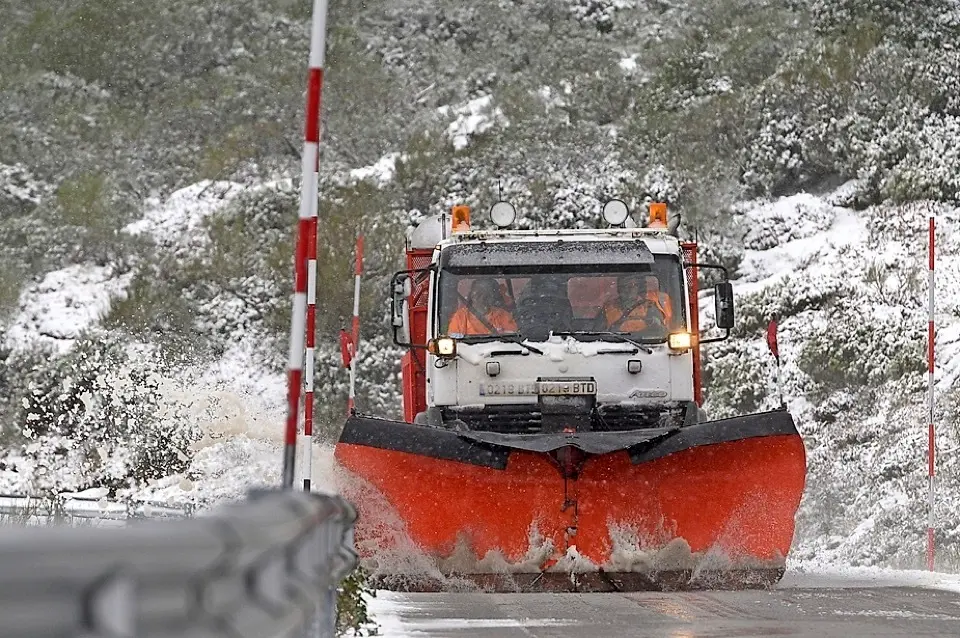 GRAF5081. ALTO CAMPOO (CANTABRIA), 03/11/2021.- Una m&aacute;quina quitanieves limpia este mi&eacute;rcoles la carretera en las inmediaciones de la estaci&oacute;n de esqu&iacute; de Alto Campoo, donde han ca&iacute;do las primeras nevadas en la comunidad c&aacute;ntabra.EFE/Pedro Puente Hoyos
