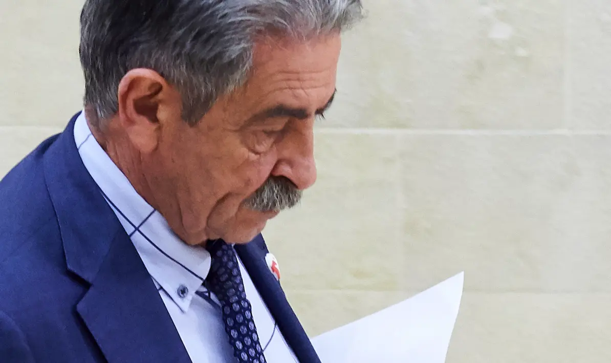El presidente de Cantabria y secretario general del PRC, Miguel Angel Revilla, en su llegada a la sesi&oacute;n plenaria en el Parlamento de Cantabria. 
Juan Manuel Serrano Arce / Europa Press