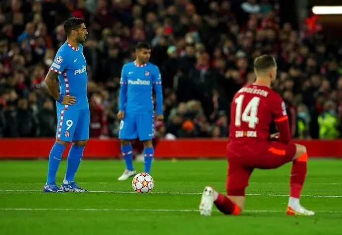 Jordan Henderson (R), del Liverpool, se arrodilla ante Luis Su&aacute;rez, del Atl&eacute;tico de Madrid, antes del partido de f&uacute;tbol del Grupo B de la Liga de Campeones de la UEFA entre el Liverpool FC y el Atl&eacute;tico de Madrid en el estadio de Anfield. Foto: Peter Byrne/PA Wire/dpa
Firma
Peter Byrne / PA Wire / Dpa - S&oacute;lo para uso en Espa&ntilde;a