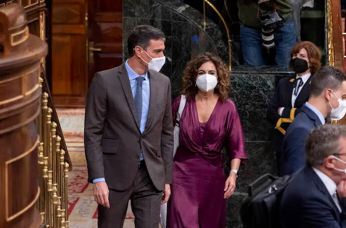 El presidente del Gobierno, Pedro S&aacute;nchez, y la ministra de Hacienda, Mar&iacute;a Jes&uacute;s Montero, a su llegada a una sesi&oacute;n plenaria en el Congreso de los Diputados, a 3 de noviembre de 2021, en Madrid, (Espa&ntilde;a). Durante el pleno, el Gobierno central va a defender el proyecto de Presupuestos Generales del Estado de 2022 frente a las siete enmiendas de totalidad presentadas por PP, Vox, Cs, Junts, la CUP, Foro Asturias y Coalici&oacute;n Canaria, que piden la devoluci&oacute;n de las cuentas al Gobierno. El debate de totalidad es el primer examen de las cuentas y el Gobierno lo afronta con los votos suficientes para superarlo.
03 NOVIEMBRE 2021;PRESUPUESTOS;ESTADO;CONGRESO;DIPUTADOS
Alberto Ortega / Europa Press
3/11/2021