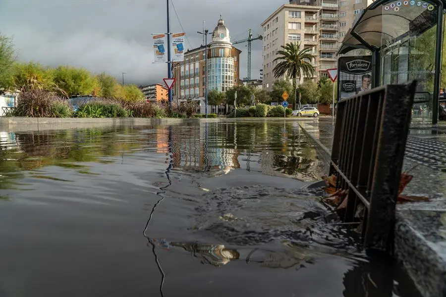 La Plaza de Italia inundada este jueves, tras las fuertes lluvias ca&iacute;das en la zona de El Sardinero en Santander, localidad espa&ntilde;ola en la que m&aacute;s precipitaciones se han acumulado en la ma&ntilde;ana de este jueves, con casi 40 litros por metro cuadrado hasta 14.10 horas, seg&uacute;n los datos registrados por la Agencia Estatal de Meteorolog&iacute;a (Aemet). EFE/ Rom&aacute;n G. Aguilera