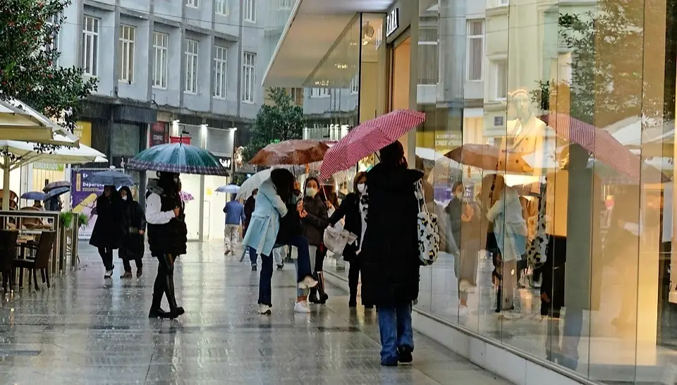 Varias personas transitan por la calle Lealtad de Santander a la altura de la tienda Zara. / Hardy