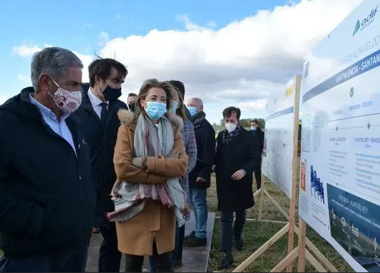 La ministra de Transportes,Raquel S&aacute;nchez, asegura ante el presidente c&aacute;ntabro, Miguel &Aacute;ngel Revilla, que la alta velocidad entre Palencia y Cantabria es ya una realidad con la puesta en marcha de las primeras obras en la provincia castellana. / EFE / Almudena &Aacute;lvarez