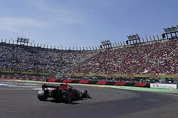 Verstappen, en cabeza de la carrera, a su llegada a Foro Sol.AP