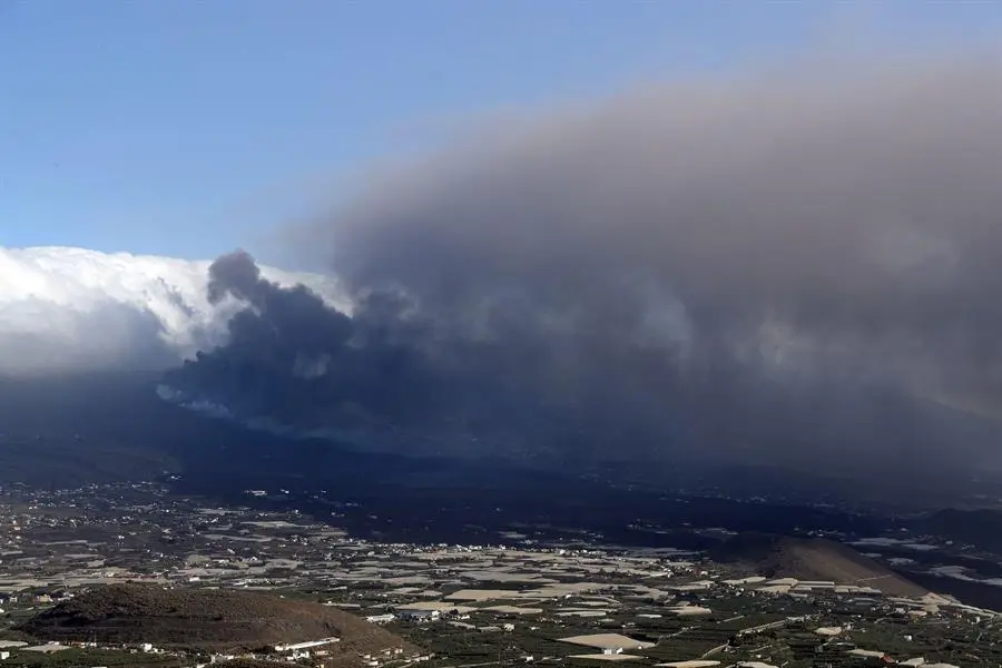 La erupci&oacute;n de La Palma ha cumplido este domingo 50 d&iacute;as desde su comienzo y, a pesar de que en las &uacute;ltimas jornadas parec&iacute;a que iba a menos, los cient&iacute;ficos se han encargado de poner a todo el mundo los pies en el suelo: no ha terminado y no hay indicios para determinar cu&aacute;ndo ser&aacute; su final. El 19 de septiembre a las 15:13 horas local la tierra se abri&oacute; en una zona de El Paso conocida como Cabeza de Vaca, en el sistema de Cumbre Vieja, y entonces nada hac&iacute;a prever que 50 d&iacute;as despu&eacute;s la erupci&oacute;n seguir&iacute;a activa ni los destrozos iba a provocar.Desde entonces hasta hoy, las coladas de lava cubren 992 hect&aacute;reas y ha afectado a 2.719 edificaciones, la mayor&iacute;a de ellas destruidas. En la imagen, el volc&aacute;n desde el puerto de Tazacorte. EFE/ Elvira Urquijo A.