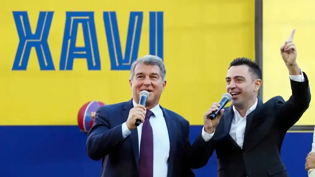 Joan Laporta y Xavi Hern&aacute;ndez, durante la presentaci&oacute;n del nuevo entrenador EFE