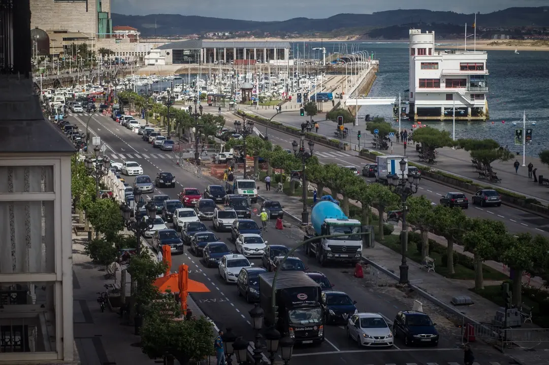 Vista del paseo Pereda en Santander repleto de coches. / HARDY